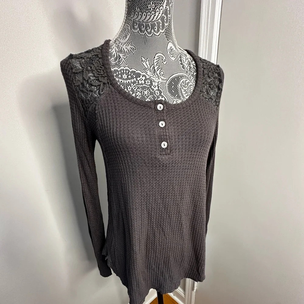 American Rag Grey Waffle Long Sleeve Top W/ grey Lace Shoulder Accent. Sz: